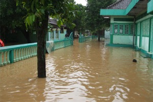 PP. Aris Banjir didepan Madrasah